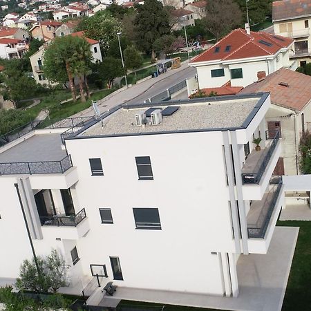 Apartmani Le-Lu Kastela Exterior photo